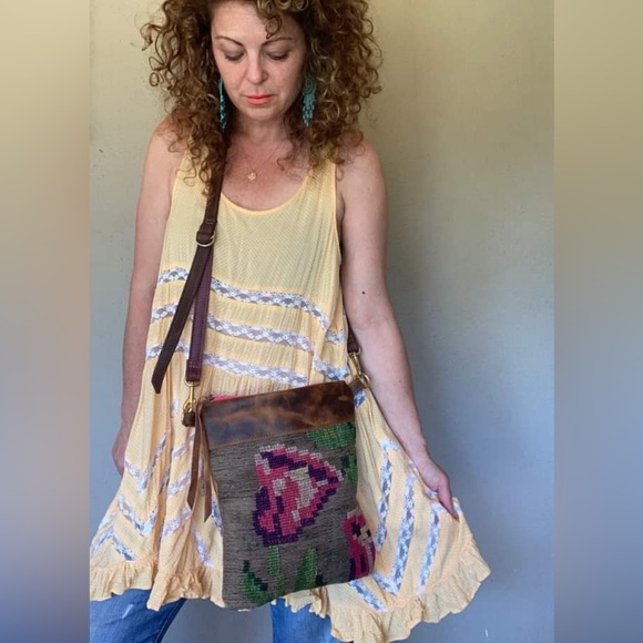 Rebyc vintage floral kilim panel crossbody with weathered full grain leather - Picture 5 of 6